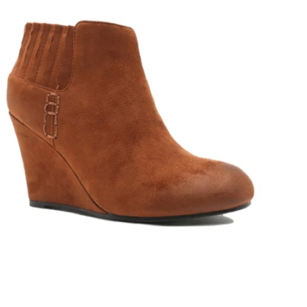 NIB Comfortable Wedge Heel Bootie Oil Finish Ankle